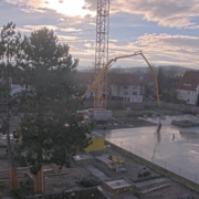 neubau_2024_15 Ein weiterer Teil des Gebäudes nimmt Gestalt an. Der Zwischenbereich zwischen den Hauptgebäudeteilen, wo in Zukunft die Klassen untergebracht werden.